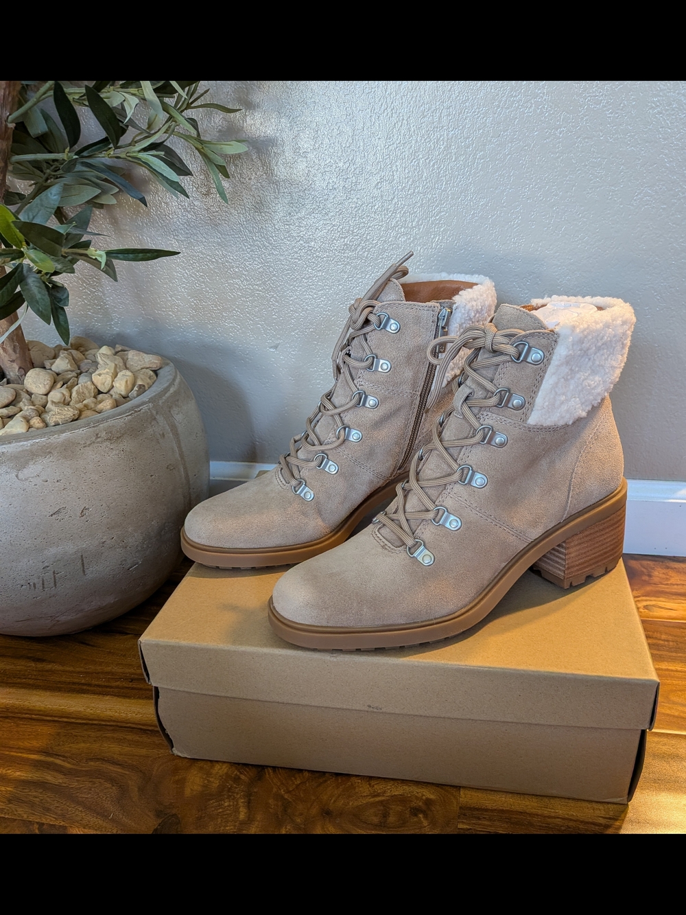 NWT! Lucky Brand Women's Lace-Up Hiker Booties in DUNE OILED SUEDE Size 9.5M